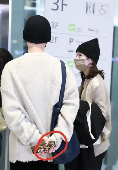 疑似恋爱乔英子李庚希和男友人走机场友人粉发美甲太抢眼