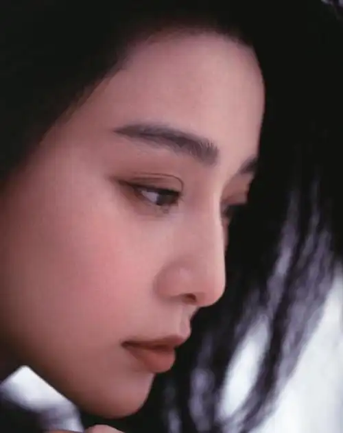 范冰冰拍自然风光写真怀抱羊羔脸爬蚂蚱浅笑回眸散发无尽柔情