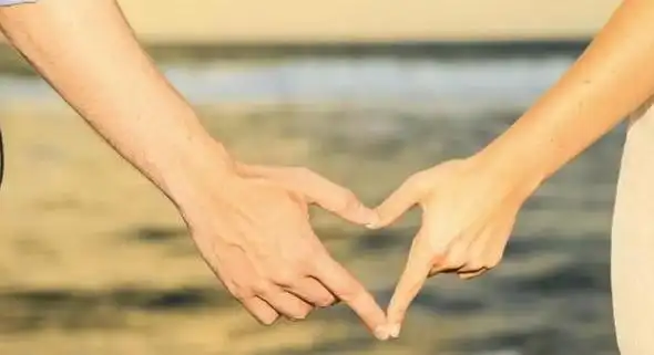 心理测试:4种比心手势选一个,测你最缺少哪一种爱情公式