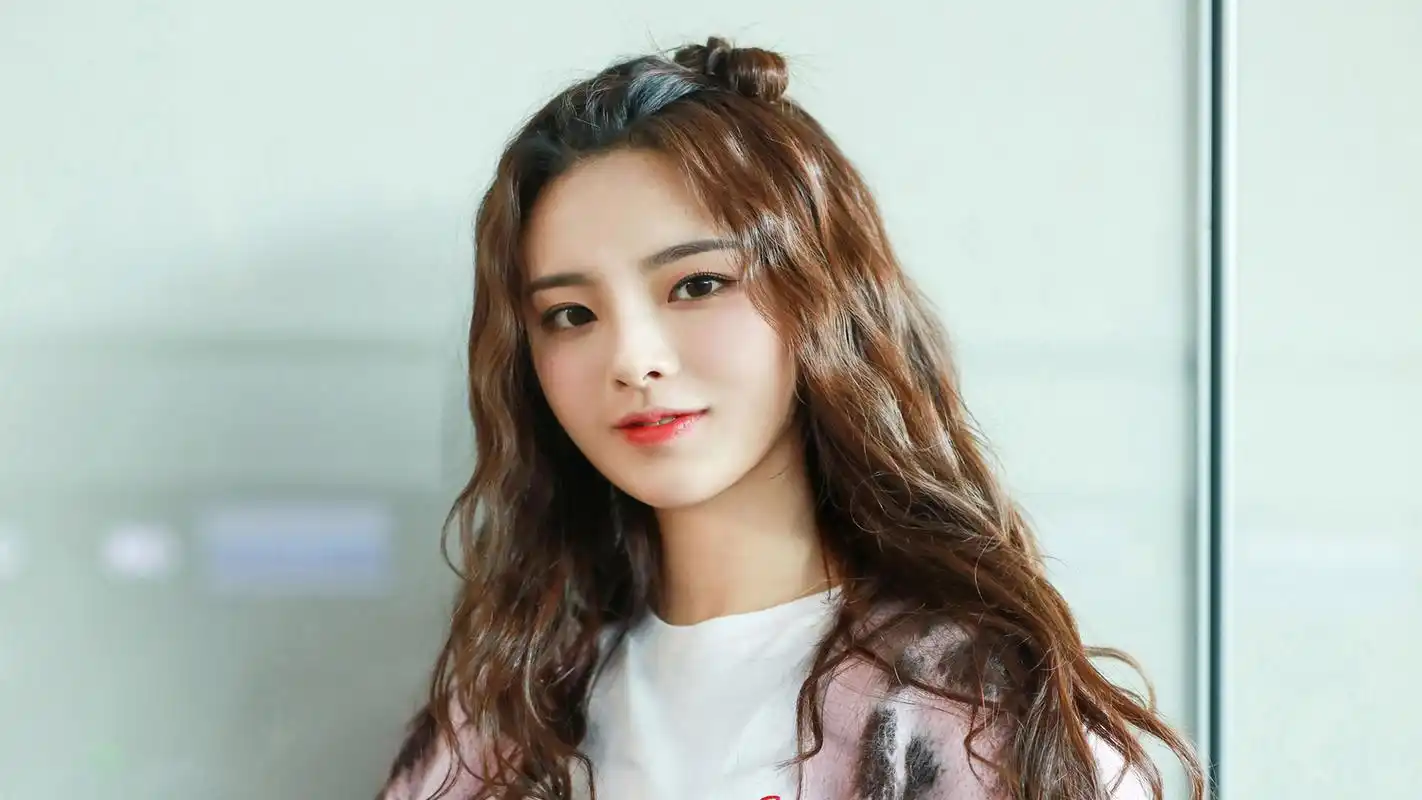 杨超越街拍写真高清图片壁纸