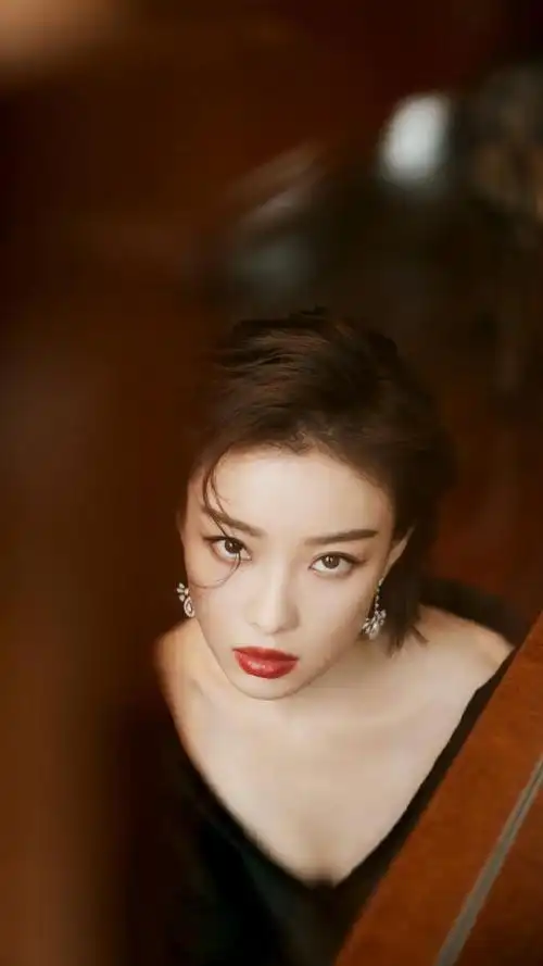 倪妮性感黑色深v上衣诱人写真