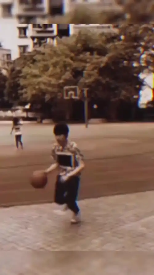 哥哥王源小的时候就喜欢打篮球了,分享一段视频给你们看,王源打球的