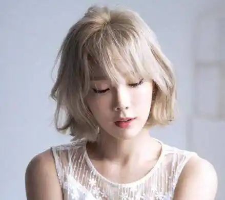 虽然不论是郑秀晶和kai还是金泰妍和边伯贤,现在都已经是分手的状态.