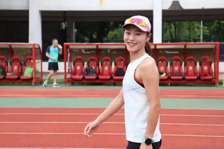 30岁殷晓雨半马100冠在梅马实现!夺冠率高达86%!_马冠军_梅州_康复