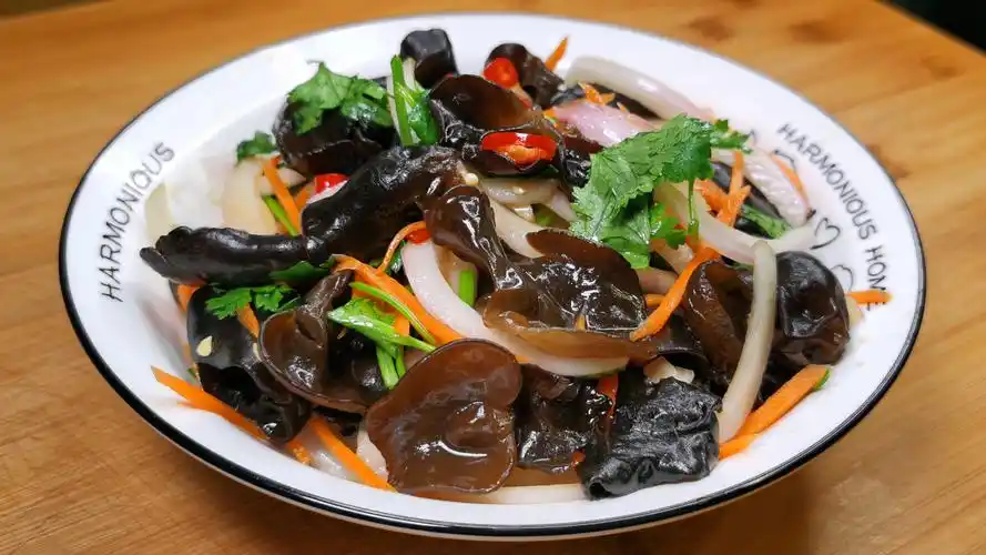 多吃木耳洋葱好处多教你超简单的凉拌做法爽脆开胃鲜香味美