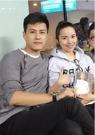 网友爆料靳东再度当爸二胎是男孩体重8斤多