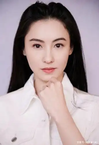 张柏芝生图曝光,身穿黑色西装自带"港风"气质,比精修图还要美