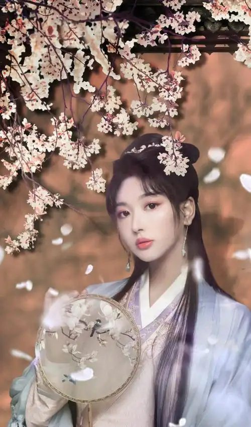 其实古装就是一大考验了,孔雪儿都能够轻松的扛住,拿着扇子,侧脸入镜