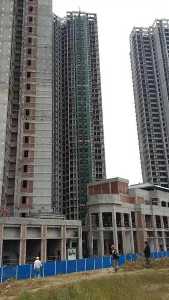 成都一电梯突然从39层坠落 4人当场身亡(图)