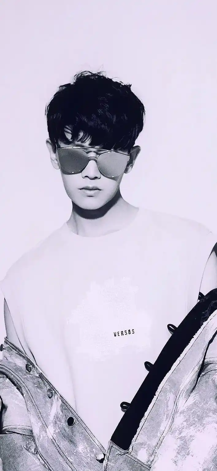 你是凭实力刷到的 #向全世界安利 #任嘉伦 #壁纸 #黑白 - 抖音