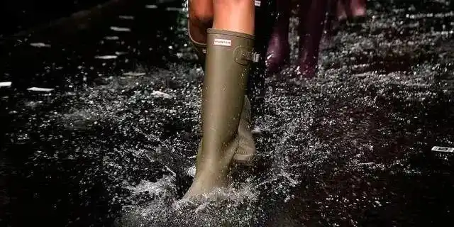 「暴雨蓝色预警」准备好踩水装备了么?