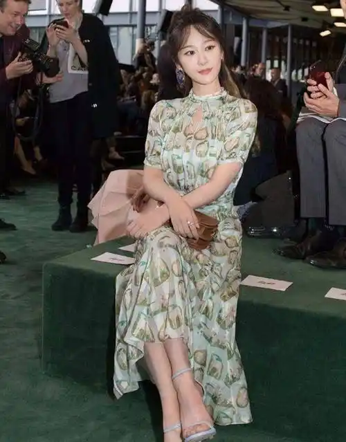 原创28岁的杨紫状态太好穿针织裙搭配尖头高跟鞋高级减龄美丽大方