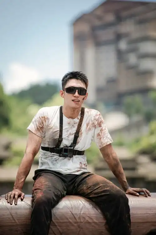 鲸彩一刻#看boss@johnny黄景瑜手持"粉扑"大显身手!