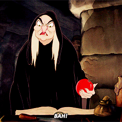 在西方的动画片里,她通常是恶毒老妇人的样子,尖尖的弯钩鼻子,满脸