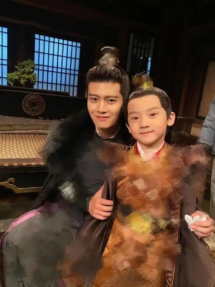 任嘉伦与小演员合影更新两张《长安如故》进入杀青倒计时