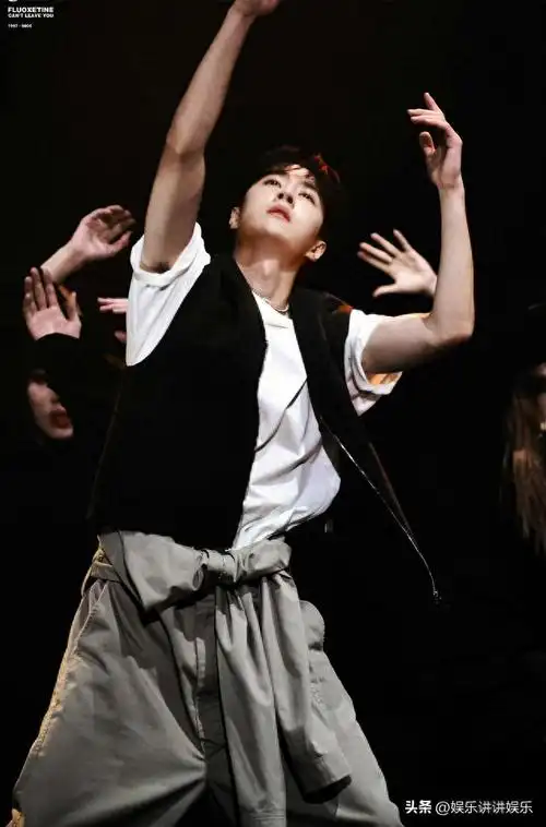 王一博好忙啊街舞歌曲出现在各大学校军训跳完迎新晚会接着来