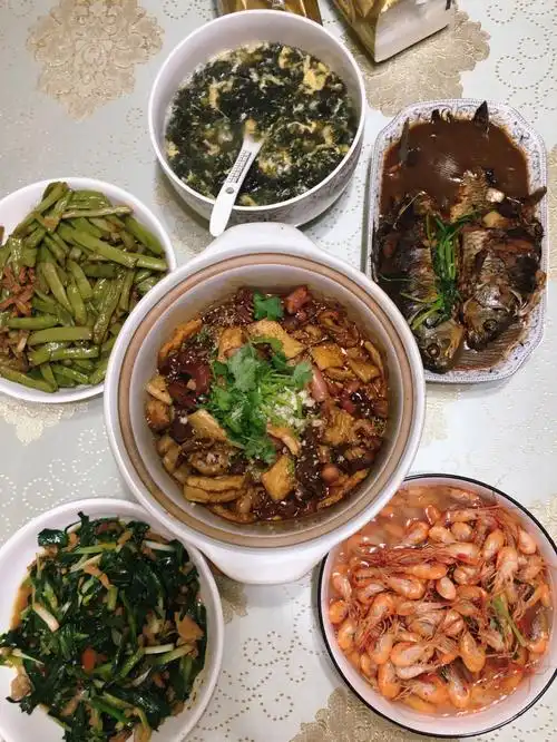 家常菜晚餐日常肥肠豆腐煲