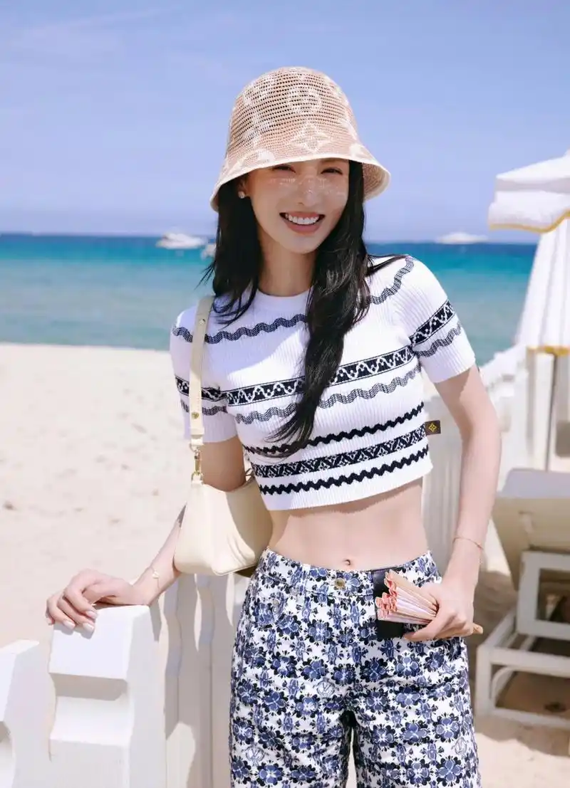 金晨好会穿,一身露脐装展露曼妙身材,盈盈一握小蛮腰太绝了!