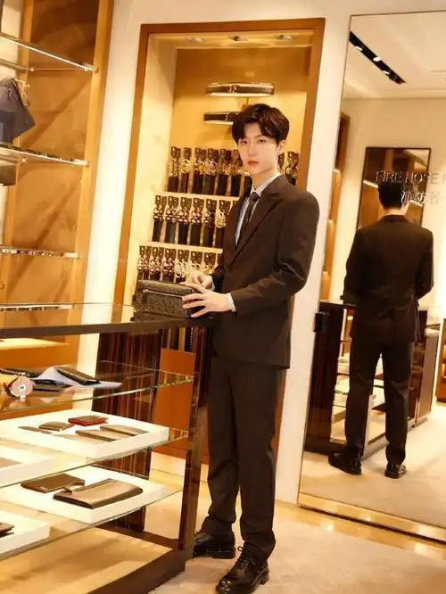 范丞丞黑西装搭配蓝色衬衫及黑领带,值得借鉴的穿搭,帅气有型