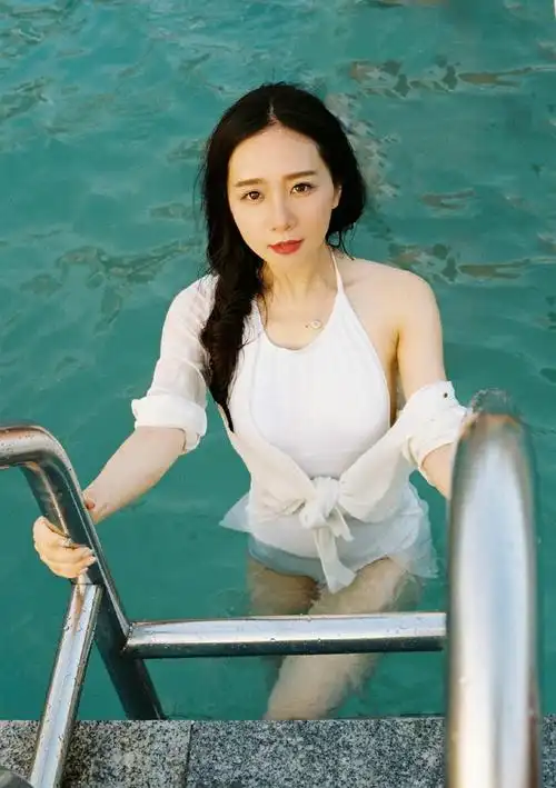 气质美女海边泳衣衬托美丽娇躯 - 酷辣虫 it club - colabug.com