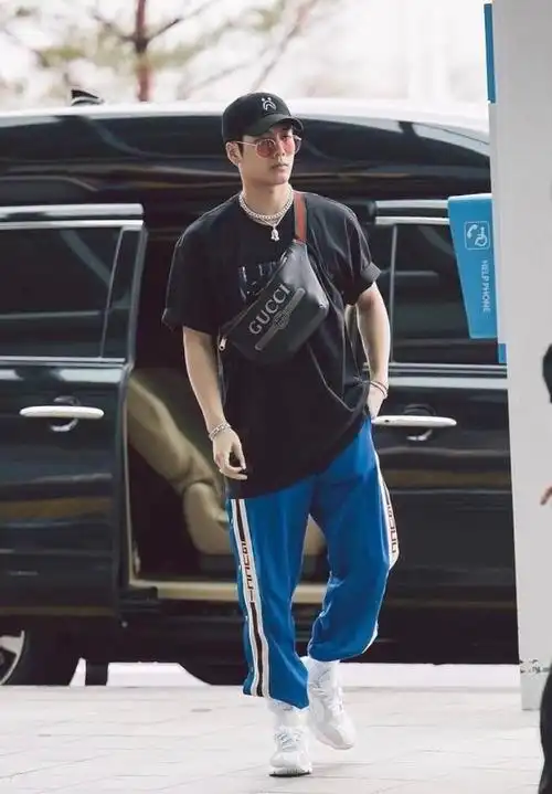 王嘉尔对自己是有多自信全裸上身炸出鲨鱼线致命一击