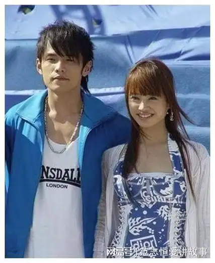 原本行事低调的周杰伦却被媒体爆料与台湾女艺人侯佩岑有亲密关系,这