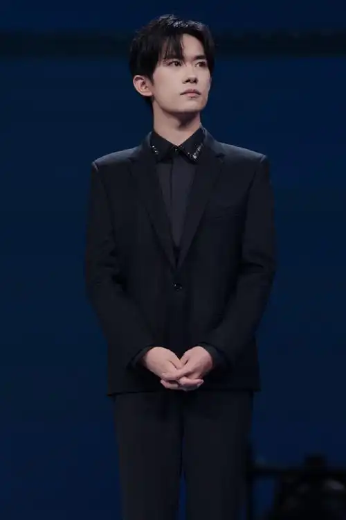 超正!易烊千玺寸头照曝光清爽帅气 眼神坚定温柔