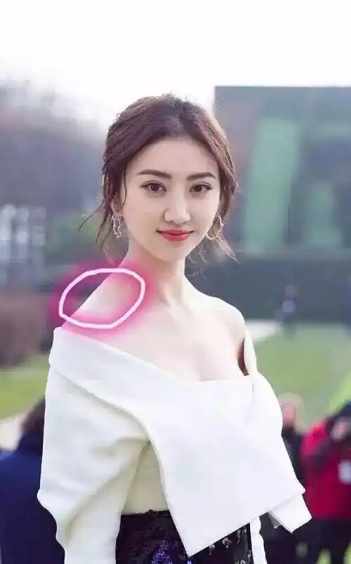 拥有发达的斜方肌,就和魅力的一字肩衣服说拜拜了,穿了自爆缺点,还