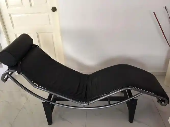 经典le corbusier 皮躺椅售s$200. pasir ris自取.有图