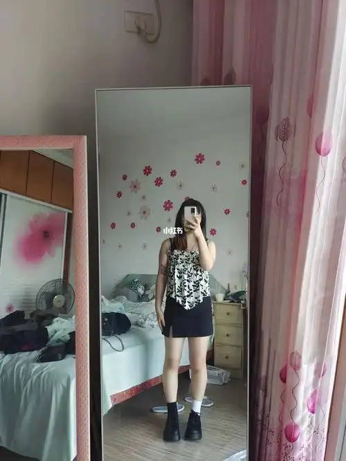 149/94斤姐妹们,这个衣服配裙子还是裤子