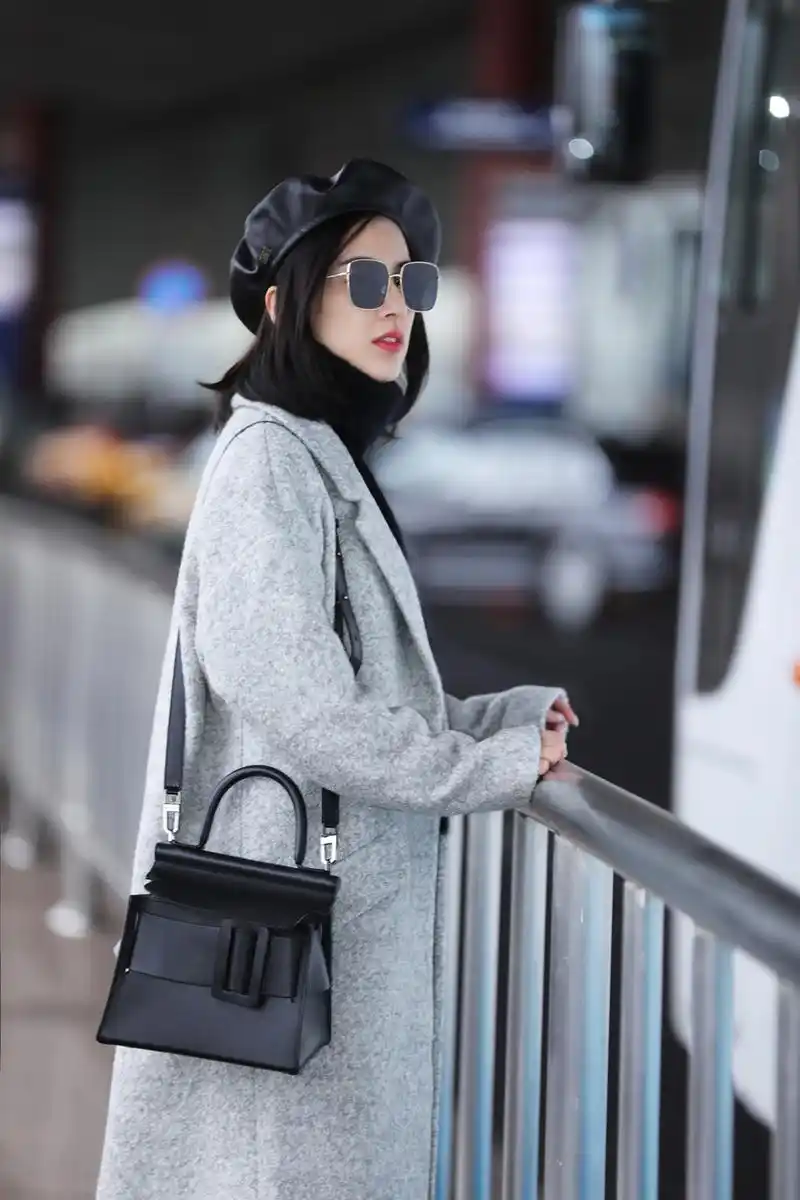 黄圣依机场街拍曝光 基础款穿出时髦感潮酷十足 - 明星 - 南方娱乐网