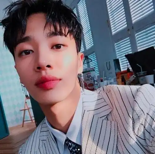 南韩越来越流行的厚唇派男爱豆,鹅们是否能get到性.