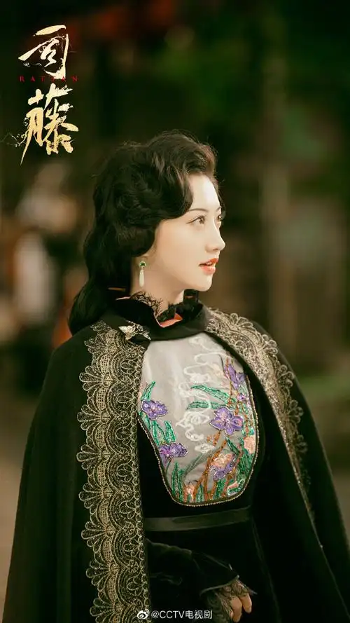 小8想到了专注中式旗袍几百年的外星人司藤@景甜!