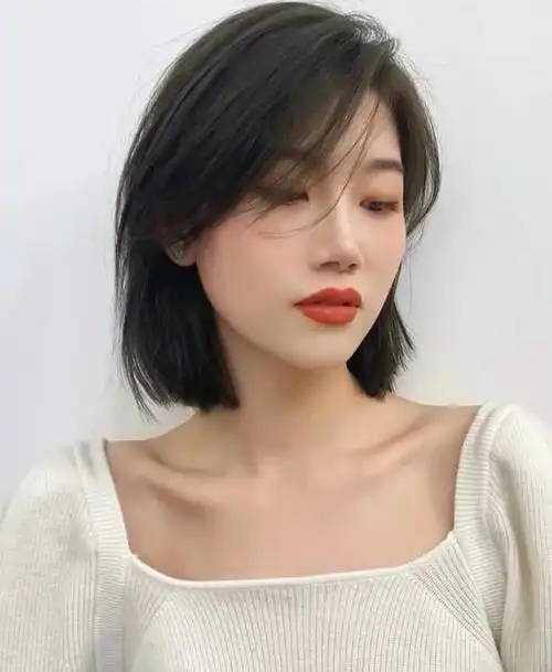 这一款充满知性且不失气质的锁骨烫发型,基本没有什么年龄的要求,属于