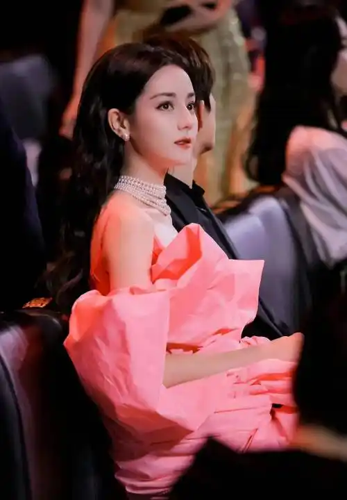 粉色礼服娇俏满分,网友:红裙盛妆像仙子!_衣服_连衣裙_公主