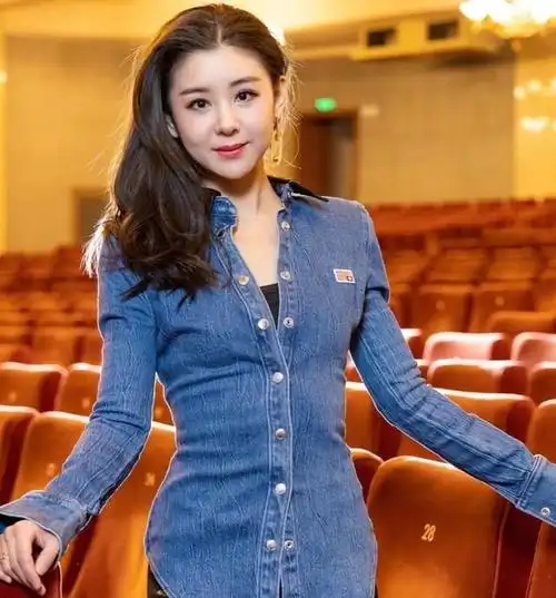 李小萌的身材也是很好的呢,贴合体型的牛仔上衣,复古的蓝色,凹凸有致