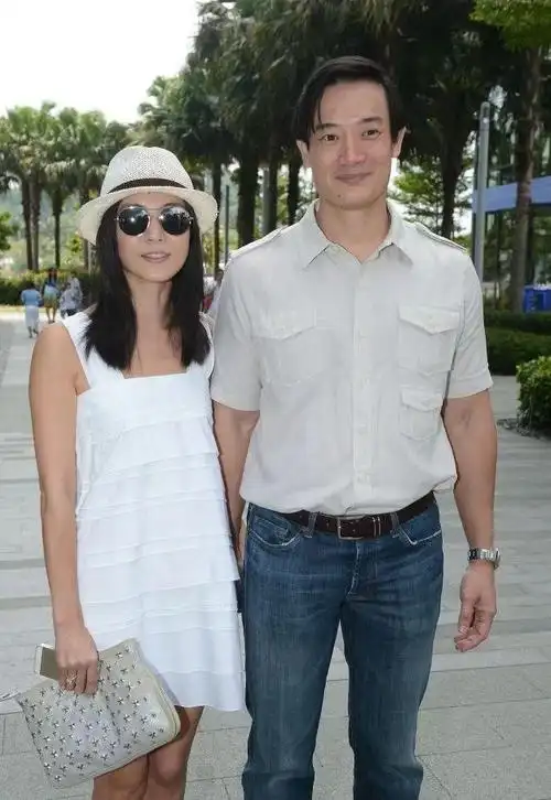 杨采妮夫妇合体老公不帅但身材壮硕她穿白裙扮嫩却瘦出年龄感