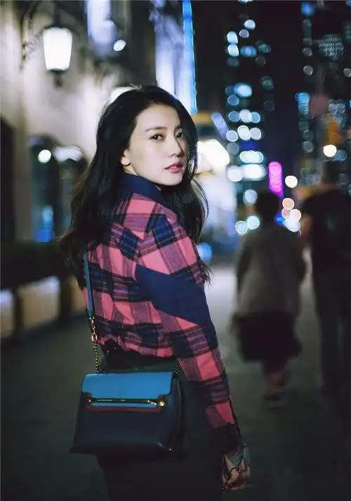 高圆圆纽约街头夜拍 回眸百媚生