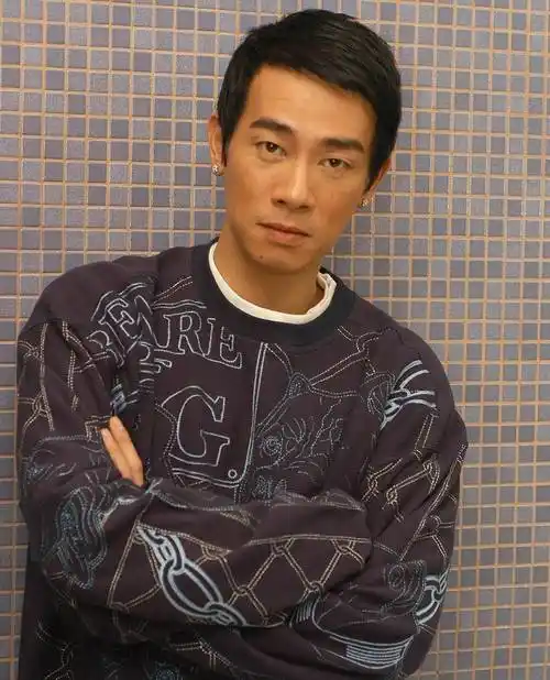 原创陈小春即使现在幸福美满但3000元卖掉的弟弟仍是最大的遗憾