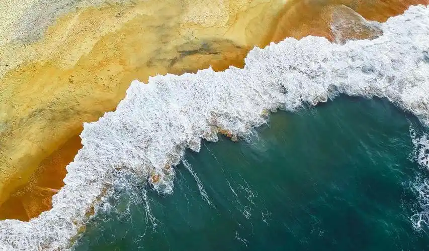 海洋冲向沙滩的海浪图片浪花壁纸下载