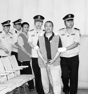 王少斌被押上法庭