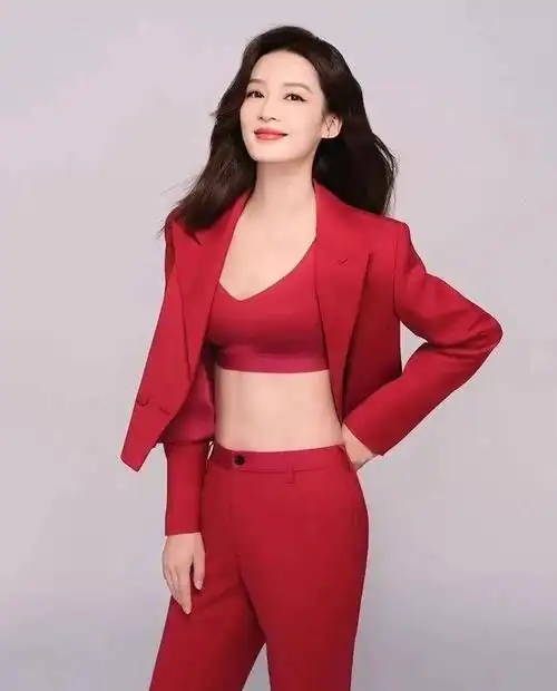 李沁薄纱搭配紧身内衣真迷人,身材凹凸有致韵味十足