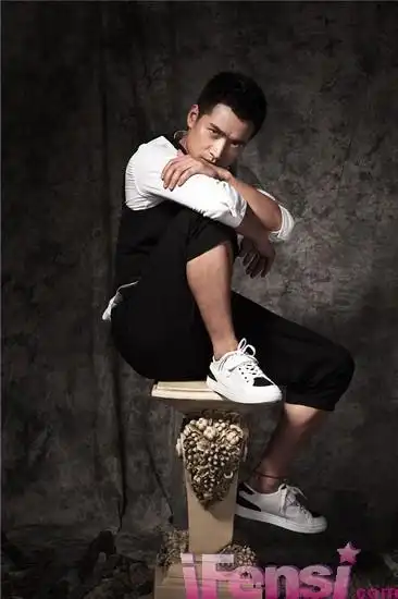 《宫2》何晟铭挑大梁 最新写真温暖如邻家男孩(组图)