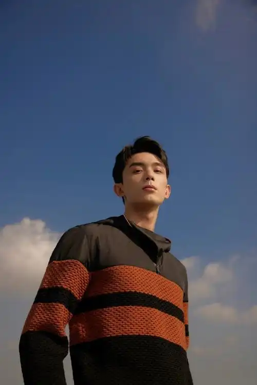 吴磊天蓝浩渺大片##吴磊天蓝旷野大片