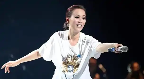 事实证明那英已走上了不归路卖掉45亿豪宅要移民