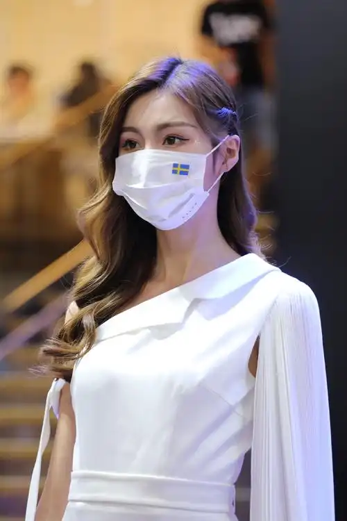 成都车展volvo车模感受一下戴口罩的小姐姐