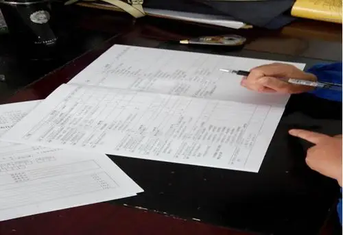 图为调查员填写问卷资料