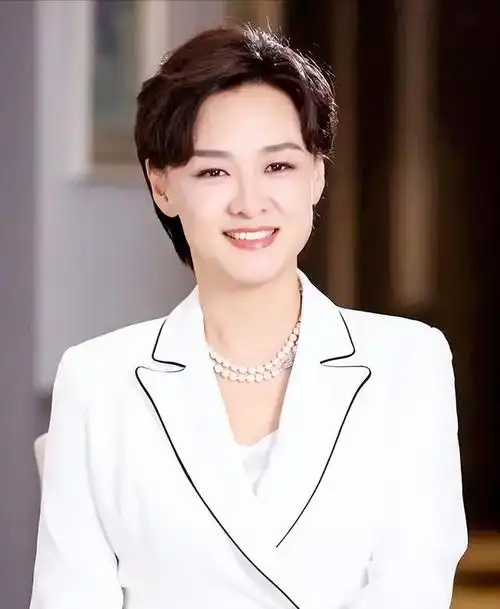 5.12汶川地震15周年,主持人李小萌冲上热搜,再次看哭无数网友