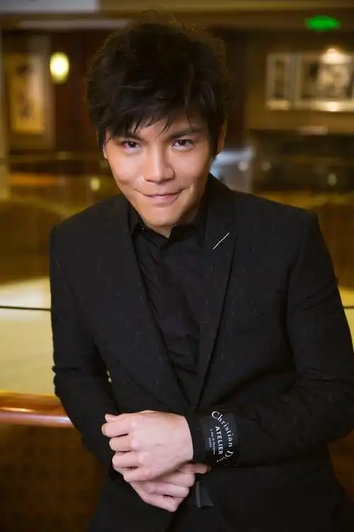 向佐黑色劲装出席时尚活动_网易娱乐