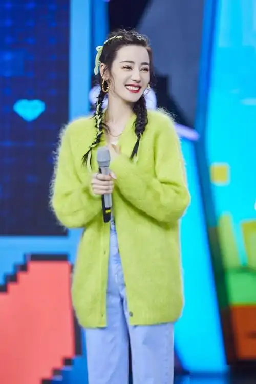 《快本》,穿绿色针织衫似邻家女,麻花辫还是自己编的|迪丽热巴|减龄